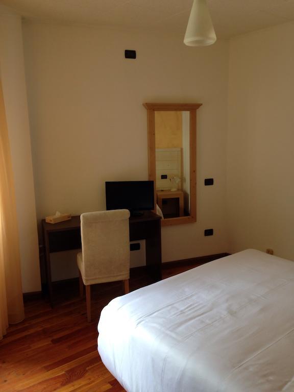 De La Tour Hotel Tirano Phòng bức ảnh